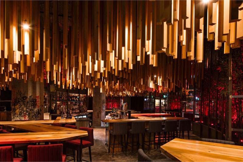 современный ресторан с дизайнерским потолком из дерева