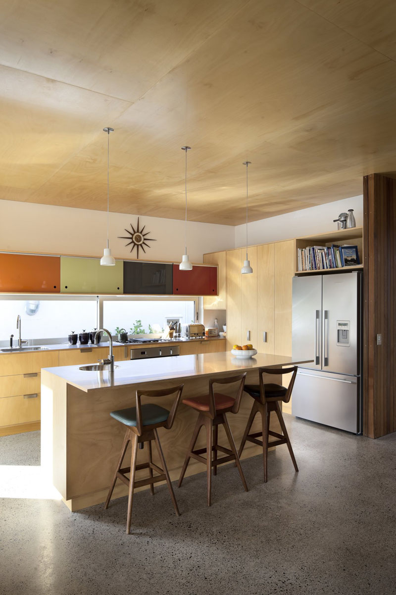 Полированный бетонный пол в современном интерьере кухни-столовой