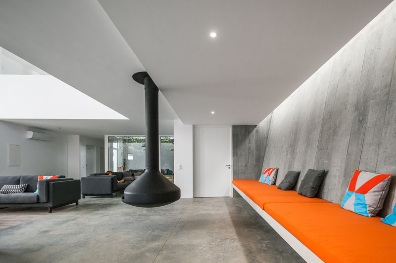 Полированный бетонный пол в современном интерьере гостиной