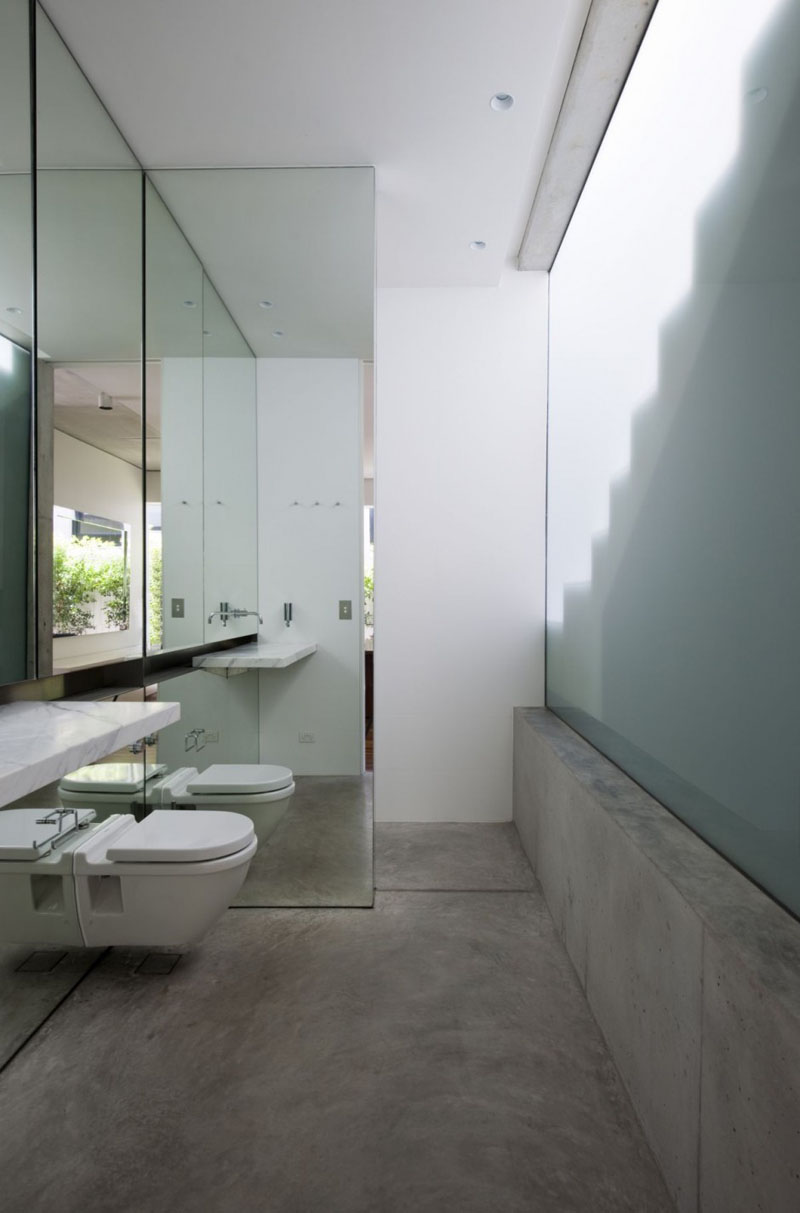 Полированный бетонный пол в современном интерьере ванной комнаты