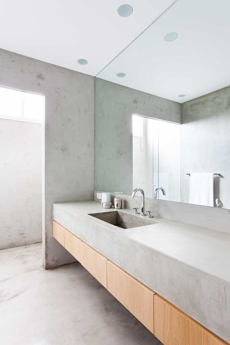 Полированный бетонный пол в современном интерьере ванной комнаты 2