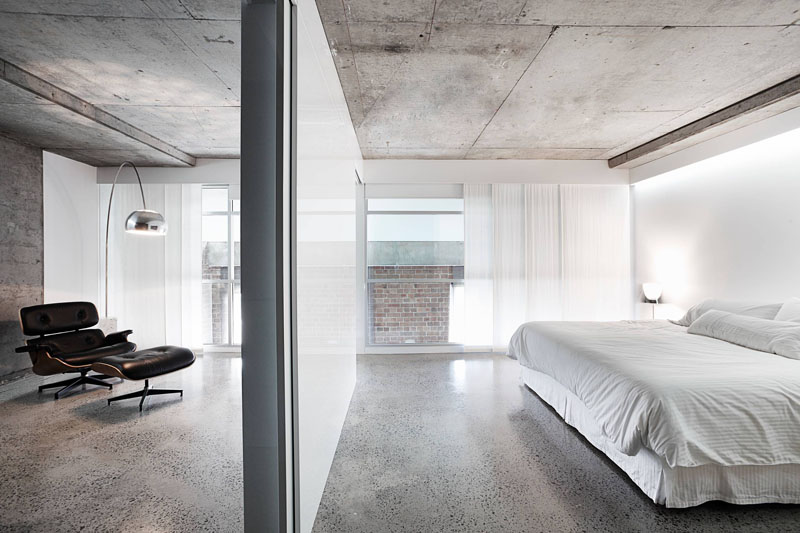Полированный бетонный пол в современном интерьере спальни